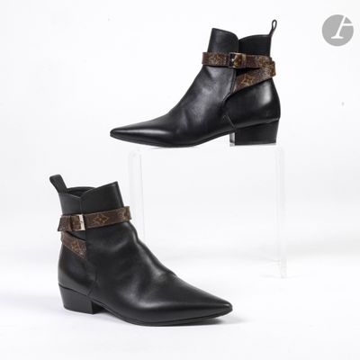 une paire de bottines en cuir noir ornées de lanières à imprimé léopard