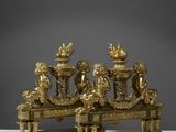 une figurine ancienne en laiton représentant un groupe de personnes assises sur un banc