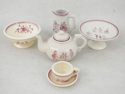 trois tasses et une théière posées sur une table