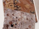 un ordinateur portable posé sur une table recouverte d'une housse en plastique