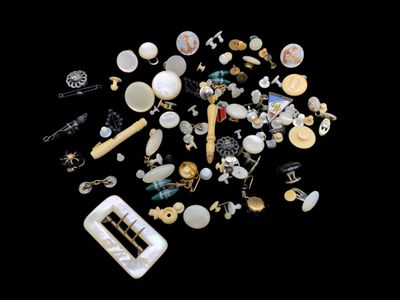 un tas d'objets divers posés sur une surface noire