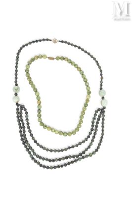 un gros plan d'un collier orné de perles sur fond blanc
