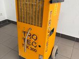 une machine jaune posée sur le sol