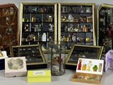 de nombreux objets variés dans une vitrine