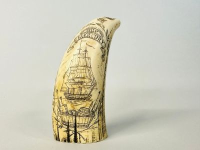 une défense d'éléphant sur laquelle est dessiné un bateau