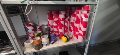une étagère sur laquelle sont disposés de nombreux objets de toutes sortes