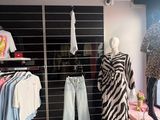 deux mannequins dans la vitrine d'un magasin de vêtements