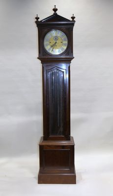 une horloge de parquet qui se trouve au milieu d'une pièce