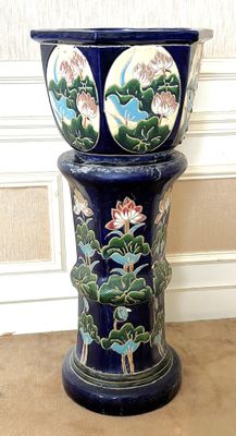 un grand vase bleu orné d'un motif floral