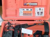 une trousse à outils dans un coffret posée sur une table
