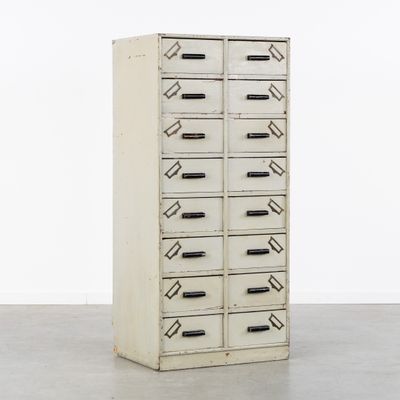 une armoire haute comportant de nombreux tiroirs