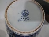 un gros plan d'une tasse bleue et blanche posée sur une table