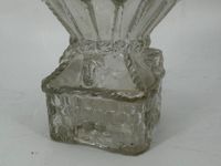 Bouteille en verre incolore et translucide moulé figurant un… (photo 2)