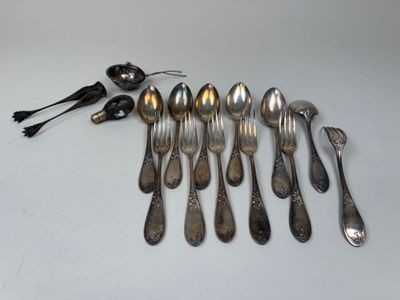 a group of silver spoons and spoon spoons sitting on a table