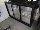 un réfrigérateur à deux portes vitrées dans une pièce