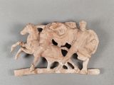 deux figurines représentant un homme et une femme à cheval