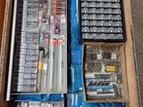 une boîte contenant tout un assortiment d'appareils électroniques
