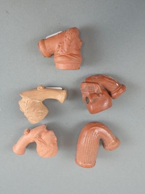 quatre figurines en argile de formes et de tailles différentes