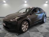 une photo d'une voiture dans un showroom