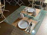 Des tables et des chaises sont disposées dans un restaurant avec vue sur l'océan
