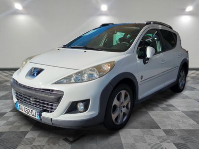 la petite voiture blanche est garée dans la pièce au sol en damier