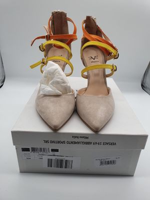 les chaussures se trouvent dans une boîte posée sur une surface blanche