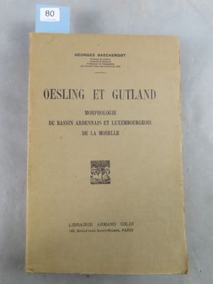 un vieux livre posé sur une table, à côté d'une nappe blanche