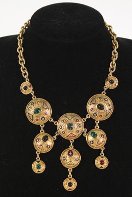 gros plan d'un collier sur un mannequin mannequin