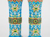 une paire de vases bleus ornés de motifs colorés sur fond blanc