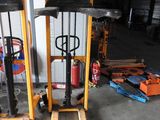 deux chariots élévateurs qui sont garés dans un garage