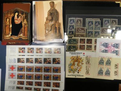 de nombreux timbres exposés au mur