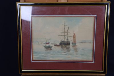 tableau représentant un bateau sur un plan d'eau, avec d'autres bateaux en arrière-plan