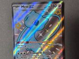 gros plan d'une carte pokemon sur une table