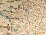 une vieille carte de la France sur laquelle est perché un oiseau
