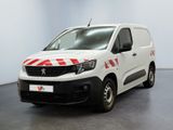 une camionnette Citroën à rayures rouges et blanches garée dans une pièce blanche