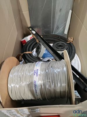 une boîte avec un tas de fils à l'intérieur