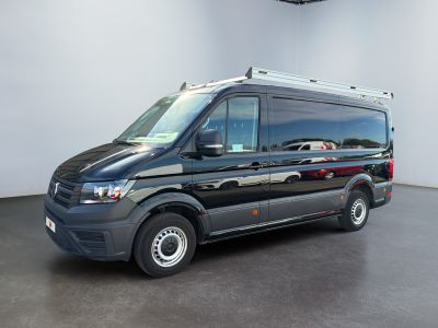 une photo d'une camionnette noire garée dans un showroom