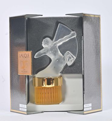 une image représentant une figurine en verre dans une boîte, posée sur une surface blanche