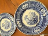 deux assiettes bleues et blanches posées sur une table en bois, avec une étiquette de prix