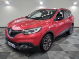 une voiture rouge garée dans un garage au sol en damier