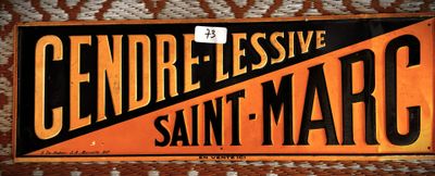 une affiche accrochée au mur sur laquelle on peut lire « Gendre Lessive Saint-Marc »