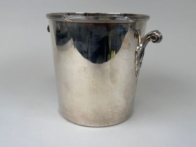 seau à glace plaqué argent avec des poignées, sur fond blanc