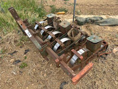 une charrue rouillée abandonnée au milieu d'un champ