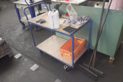 un chariot sur lequel se trouvent tout un tas d'articles