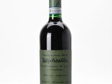 gros plan d'une bouteille de vin sur une surface blanche