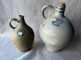 deux vases posés l'un à côté de l'autre sur une table