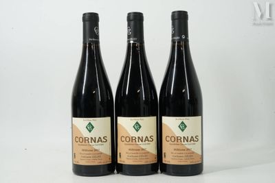 trois bouteilles de vin posées sur une table blanche