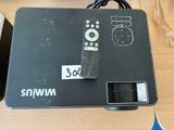 une télécommande posée sur une table