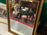 un miroir posé par terre à côté d'une table
