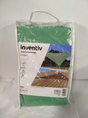 un gros plan d'un sac en plastique sur lequel est posé un couvercle vert